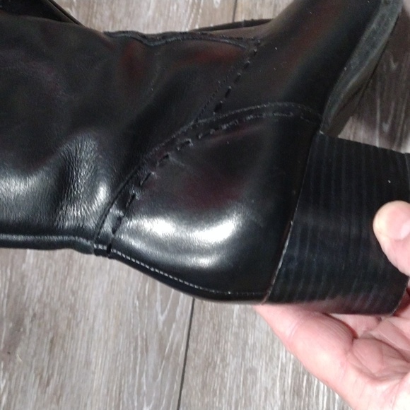 Naturalizer black leather wide stitch zip ankle boots. Size 8.5 - Picture 4 of 11